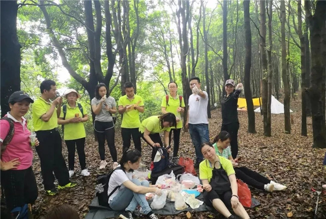 博皓人勞作過后，分享、享受美食